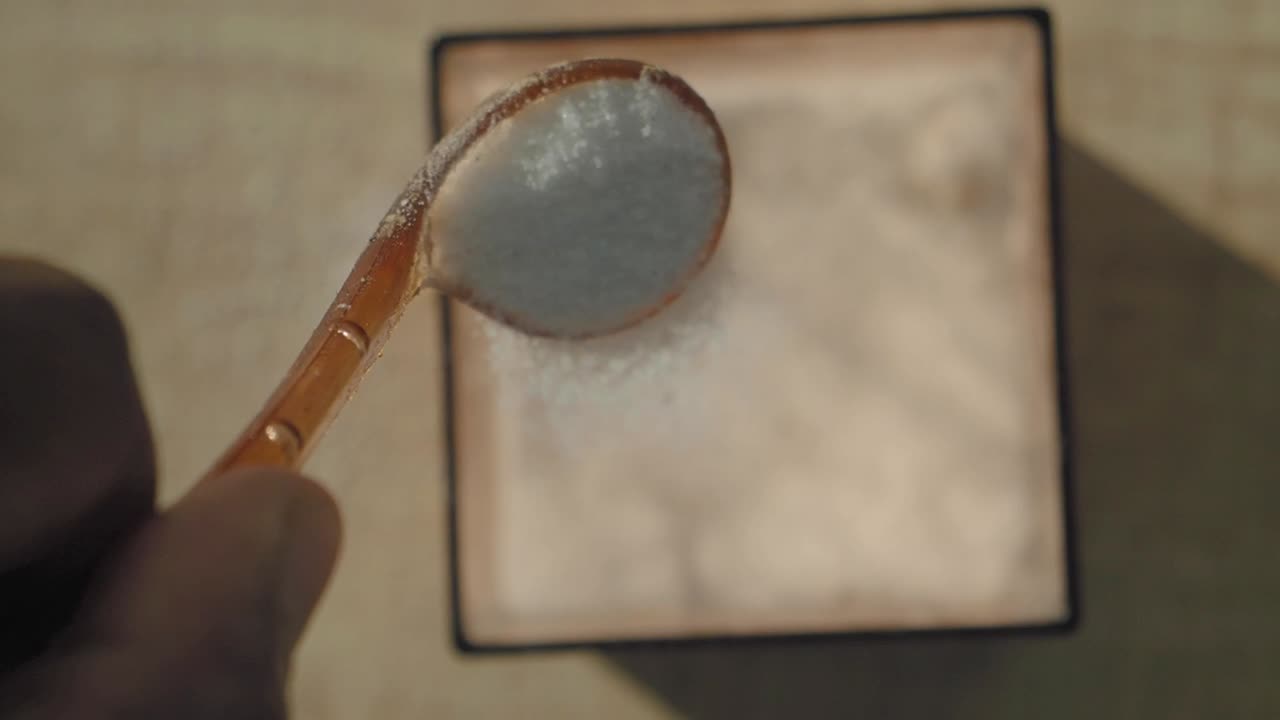 medir la sal con una cuchara