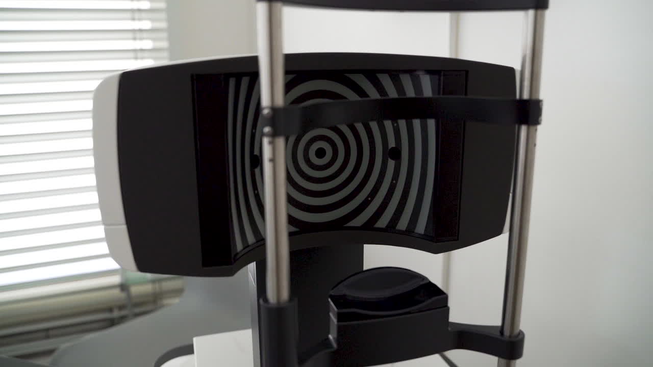 muñeco lento del dispositivo de medición ocular en el consultorio del oculista