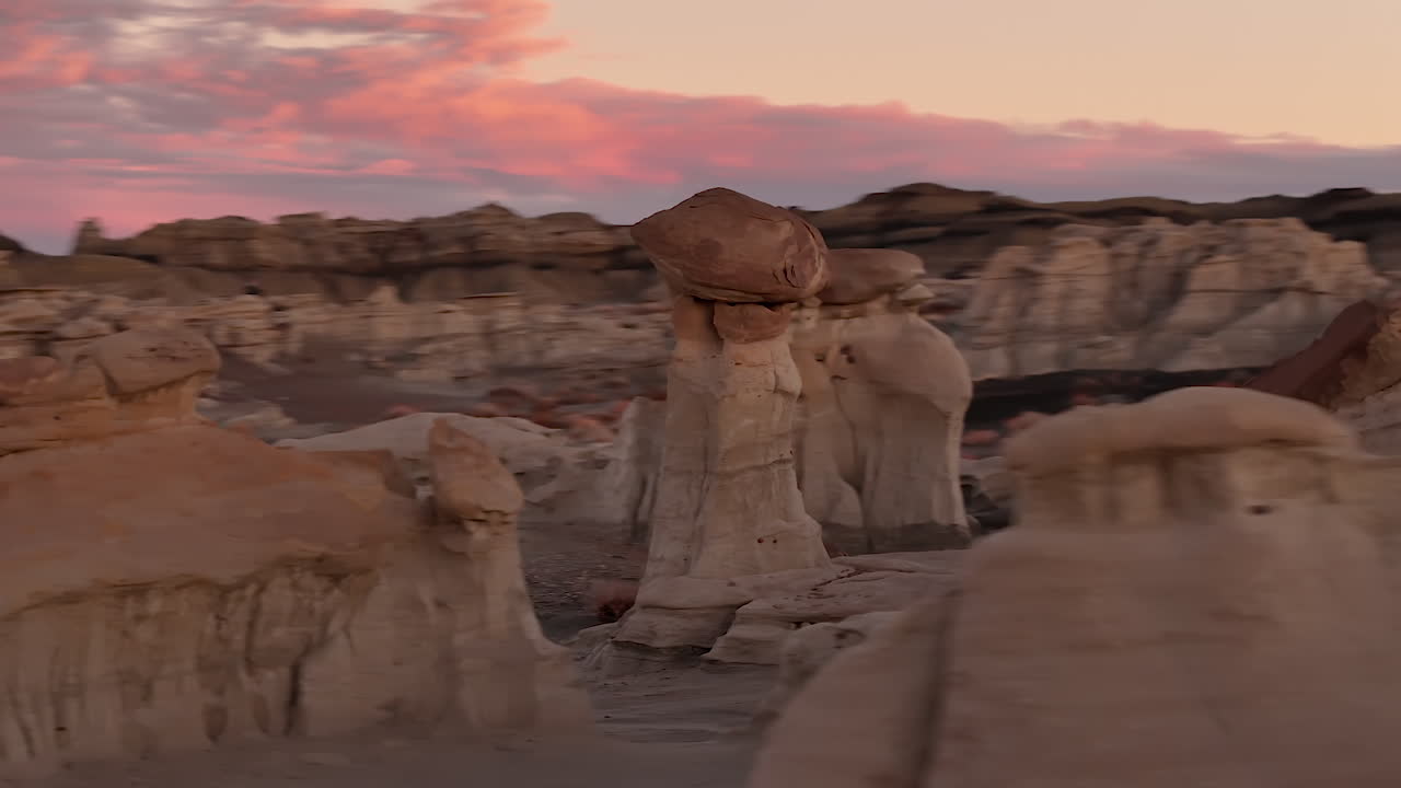 el desierto de bisti de-na-zin - órbita de roca de equilibrio del atardecer