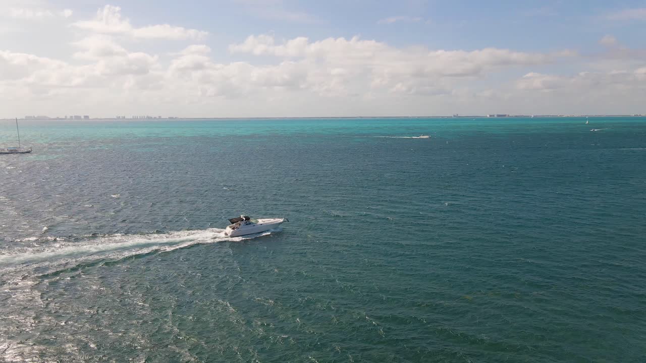 una lancha rápida blanca navegando en el agua sobre el barco de yates de lujo del océano