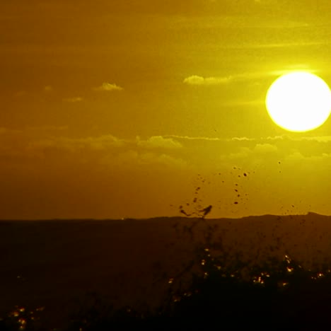 Der-Sonnenuntergang-Hinter-Den-Wellen,-Während-Sie-Bei-Sonnenuntergang-In-Zeitlupe-Brechen-Und-Brechen-3