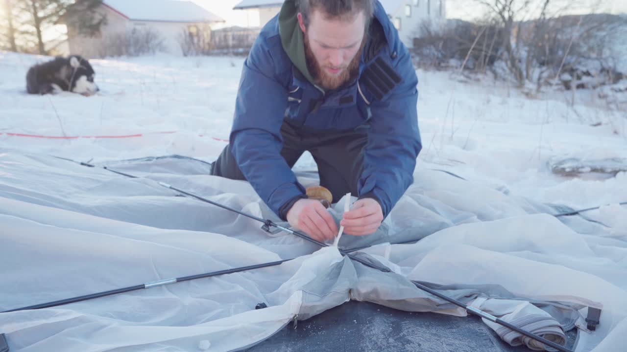 기둥을 텐트에 묶는 캠퍼