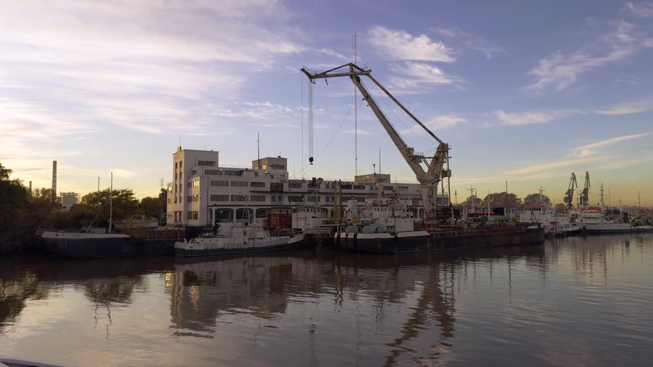 Naturskønt morgenlandskab med havneværft og dokker i La Boca
