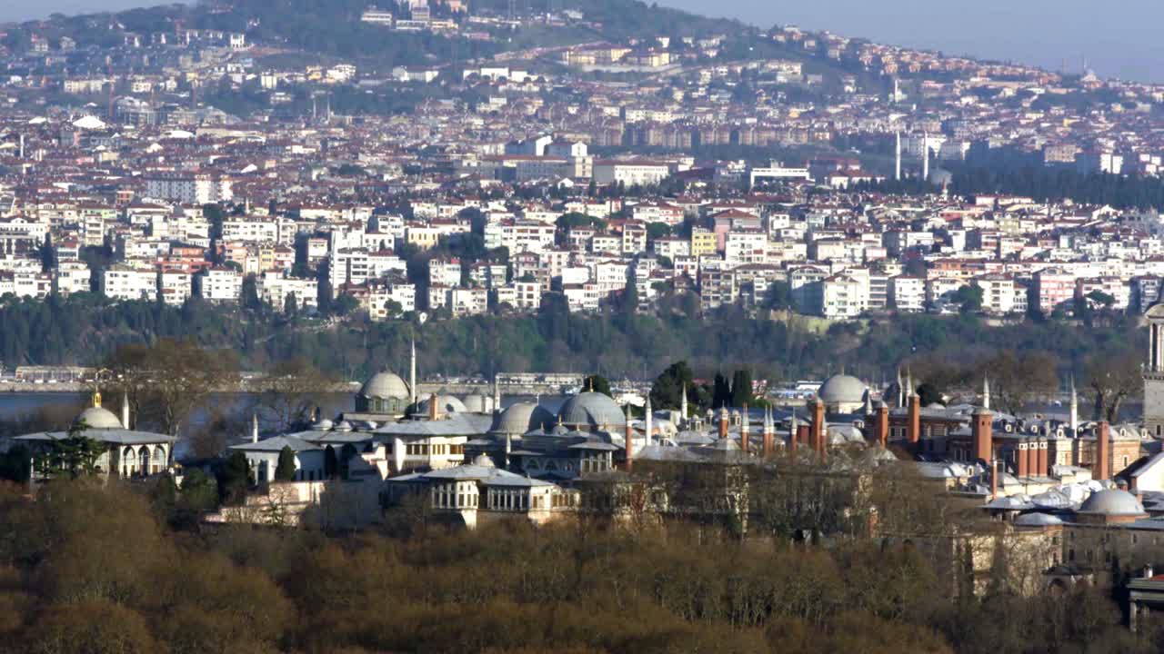 el palacio de topkapi y el mar del bósforo de estambul, turquía.