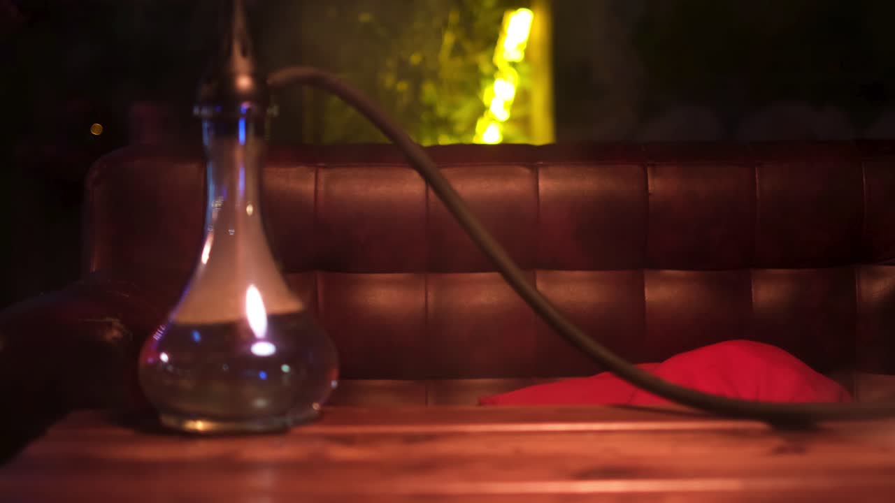 salón de narguile por la noche