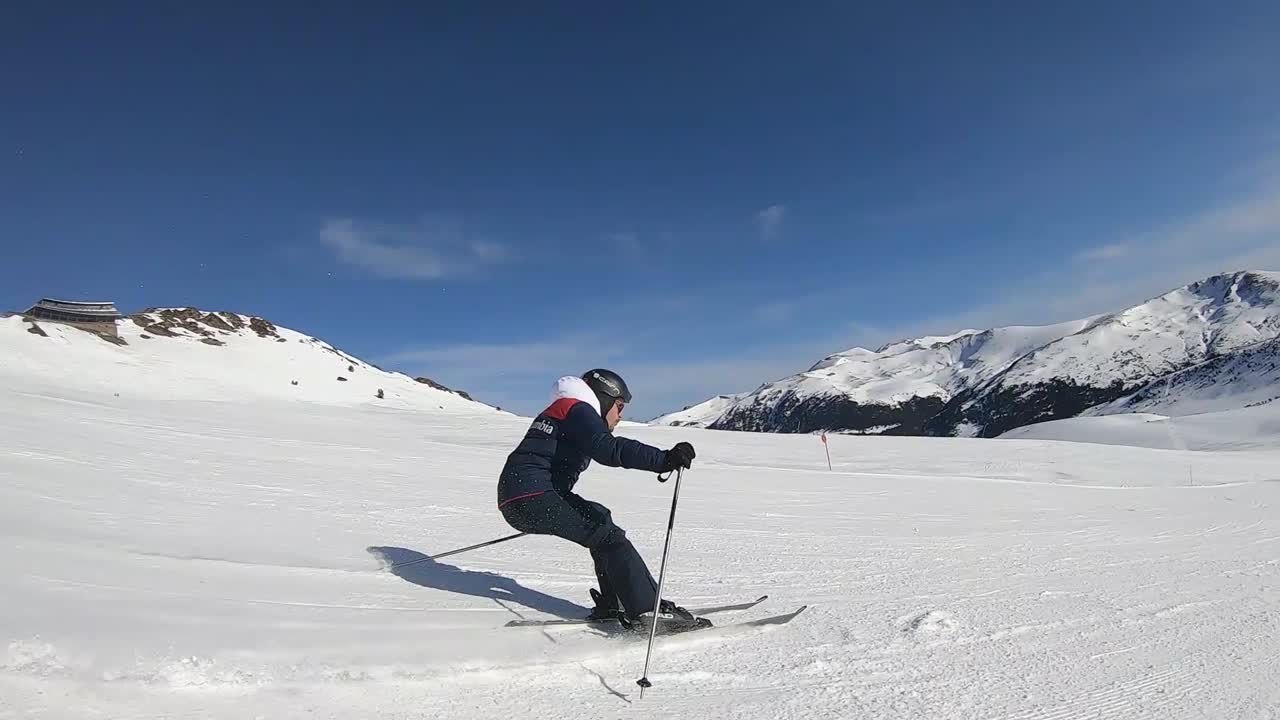 Sciatore che esegue una curva a carving al rallentatore