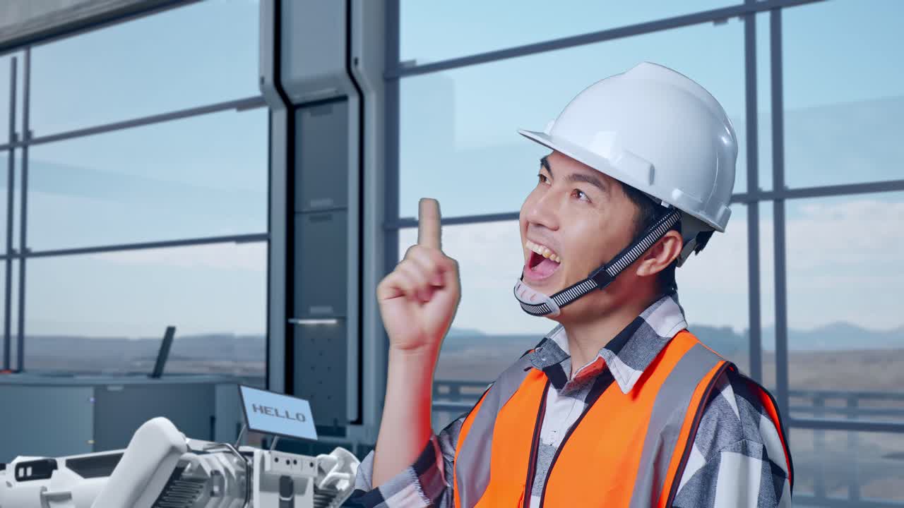 안전 헬을 입은 아시아 남성 엔지니어가 하이테크 공장에서 로 기계 개념을 분석하며 무언가를 생각하고 주위를 둘러보며 지표손가락을 올리고 있다.