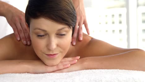 Front-view-of-woman-therapist-massaging-the-shoulders-of-her-patient