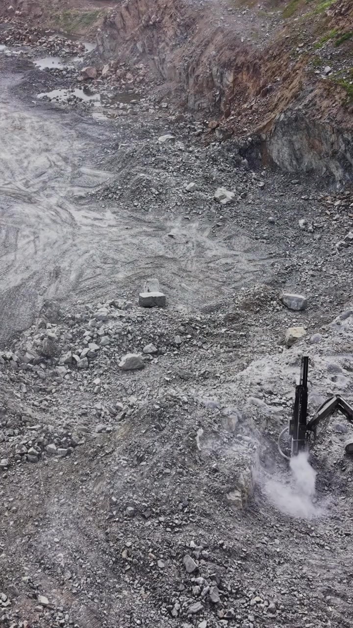 Vista aerea di un'area di lavorazione del granito con cumuli di ghiaia