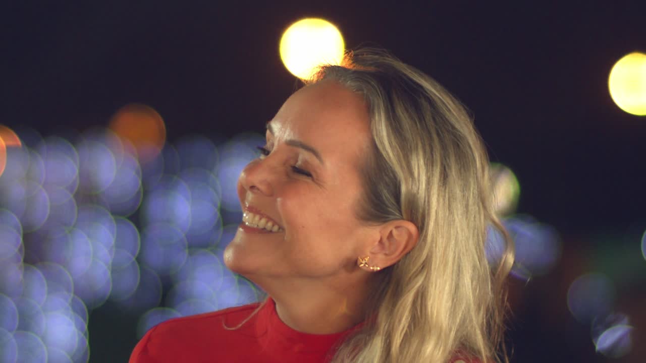 큰 미소로 바라 보는 바에서 아름다운 금발 라티 나