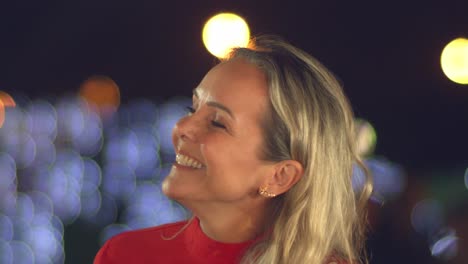 hermosa latina rubia en un bar mirando con una gran sonrisa