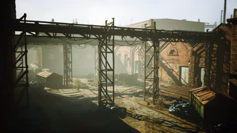 edificio antiguo abandonado con construcciones de hierro oxidado