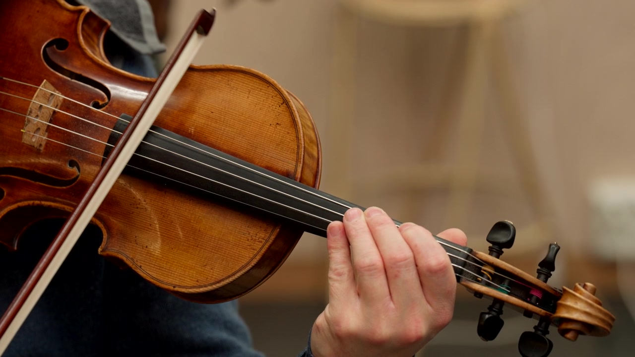 Violino suonato da un musicista in un'orchestra sinfonica. Primo piano
