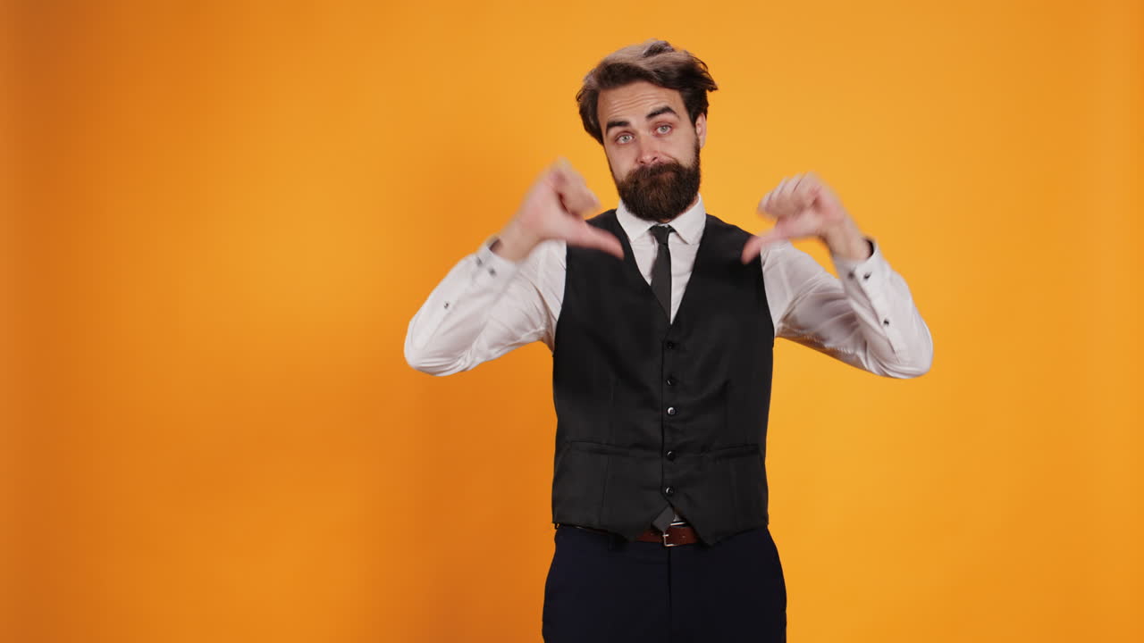 레스토랑 직원이 엄지손가락을 내려놓고 표시합니다.