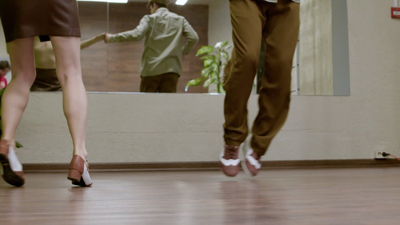 스윙 레슨을 받는 사람들