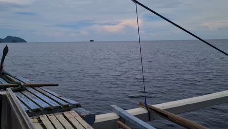 Bangalay,-Barco-Tradicional-Filipino-Navegando-En-Agua-De-Mar-Tropical,-Punto-De-Vista-Del-Pasajero