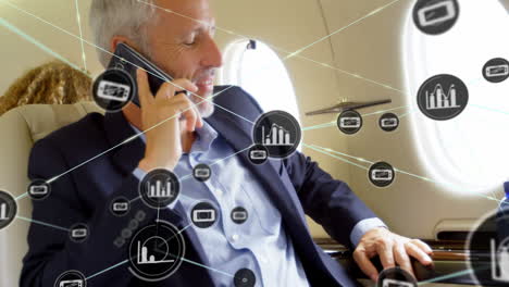 animación de la red de conexiones sobre feliz anciano hombre caucásico usando teléfono inteligente en el avión