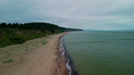 Forward-flying-over-Jurkalne-Bluffs,-Baltic-Sea-coastline-in-Latvia