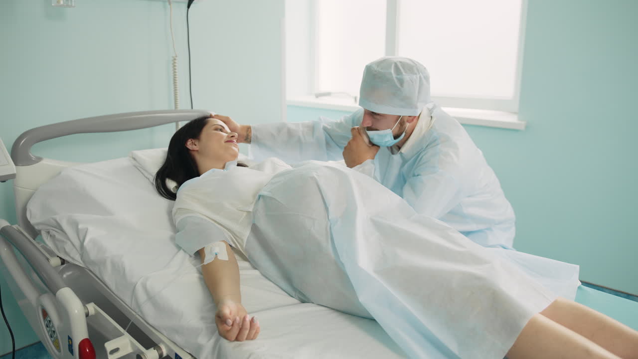 médico consolando a una mujer embarazada durante el parto