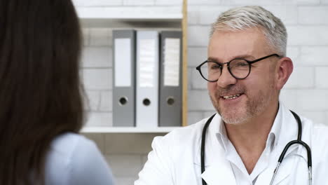 consulta con el médico y el paciente