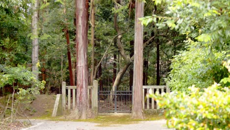 Slide-shot-of-a-beautiful-entrance-to-a-temple,-cinematic,-in-Kyoto,-Japan-4K-slow-motion