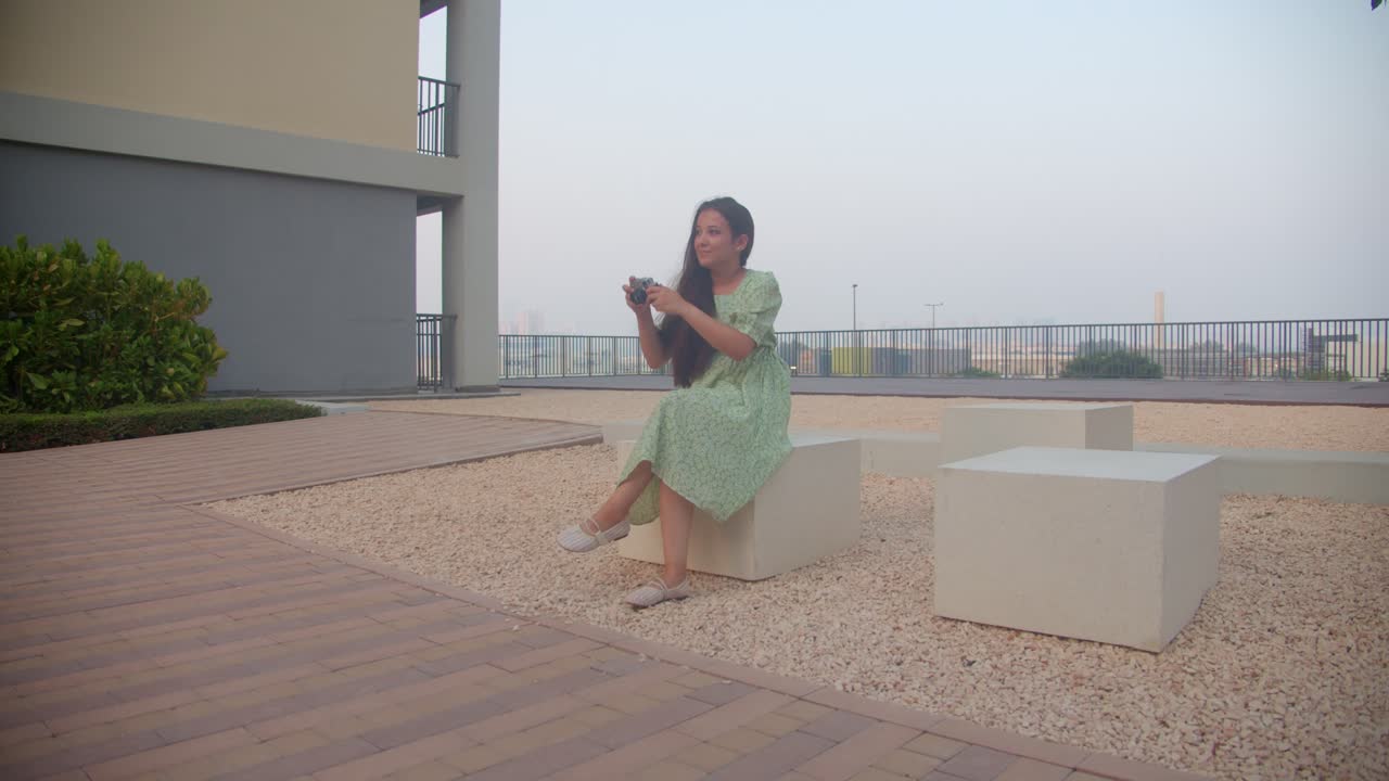 joven pensando en los acontecimientos de su vida y mira a su alrededor, video 4k en cámara lenta filmado con la vieja lente de la cámara soviética