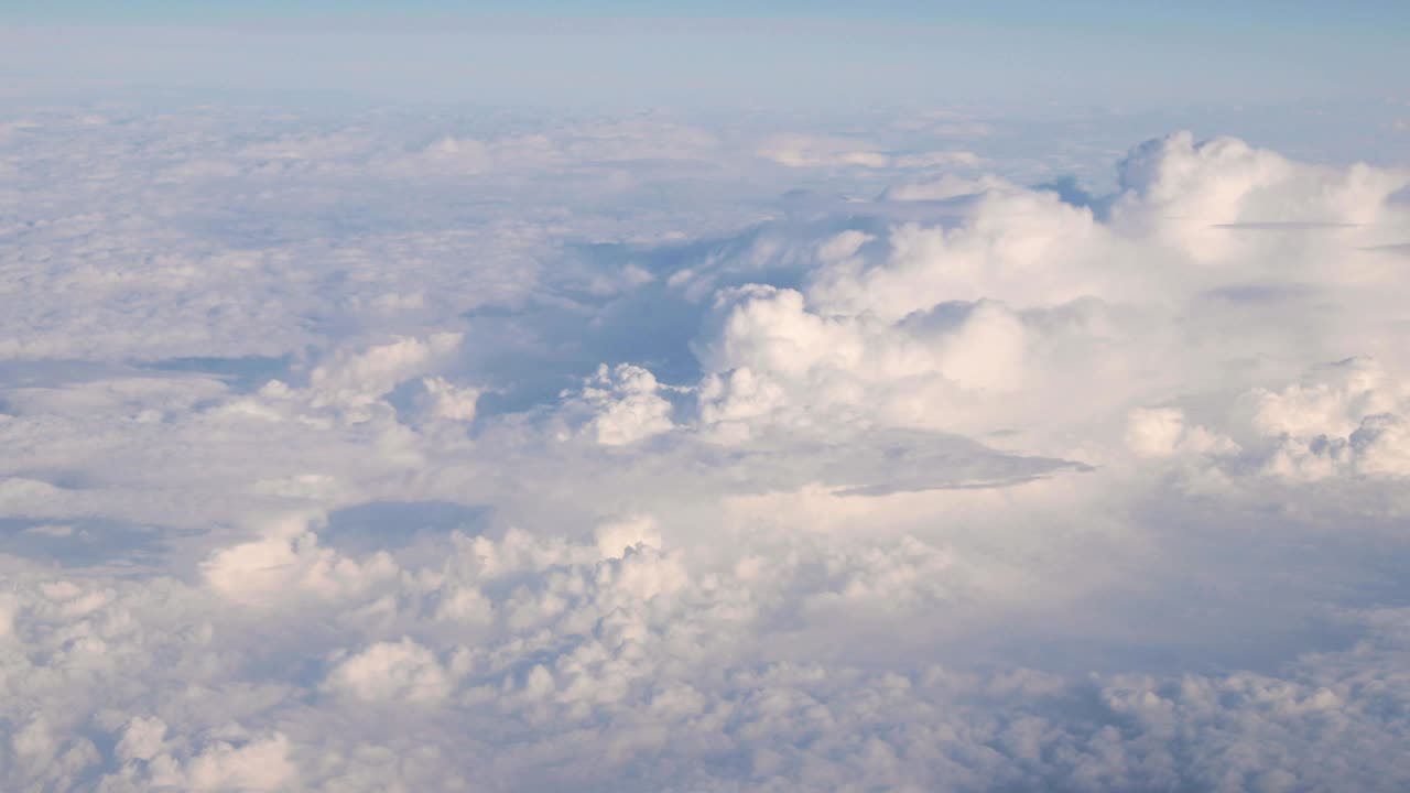 비행기의 높이 비행에서  털이 많은 구름 위의 은 하늘의 아름다운 공중 풍경