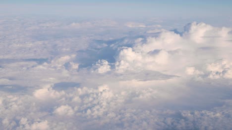 hermosa vista aérea del cielo despejado sobre nubes blancas y esponjosas desde el vuelo de altura del avión