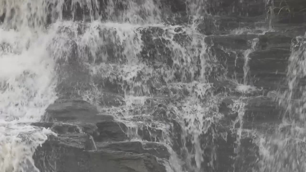 el agua que fluye de la caída de agua en bhatinda cae en dhanbbad, jharkhand en india.