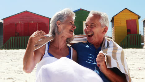 una pareja de mayores disfrutando juntos en la playa.