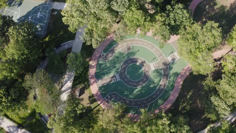 Interaktiver-Spielplatz-Im-Bahnhofspark-In-Stara-Sagora,-Bulgarien