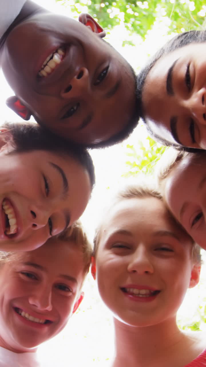 escolares que se agrupan en las instalaciones de la escuela 4k