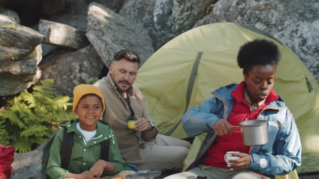 즐거운 다민족 가족 여름날 캠핑