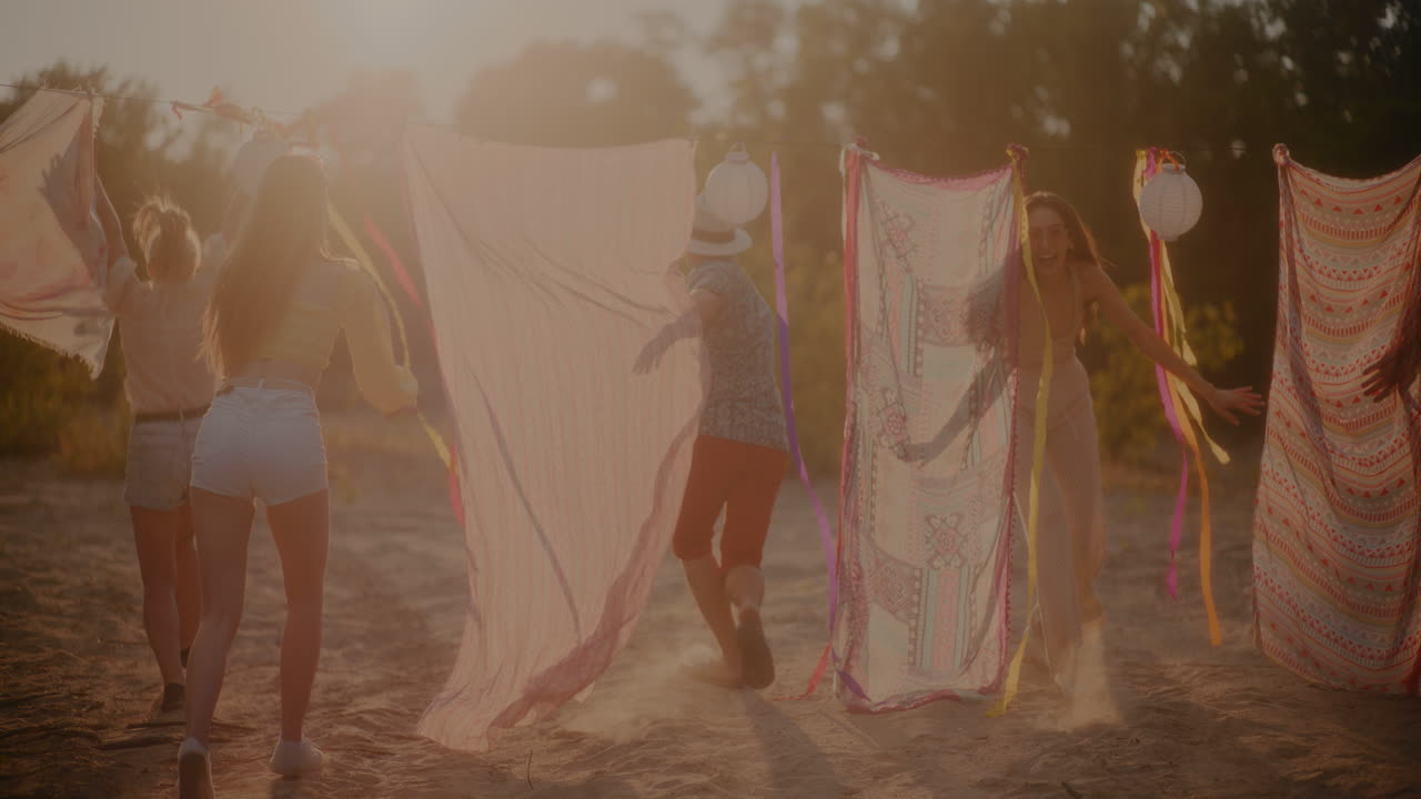 игривые друзья бегут к саронгам и лентам