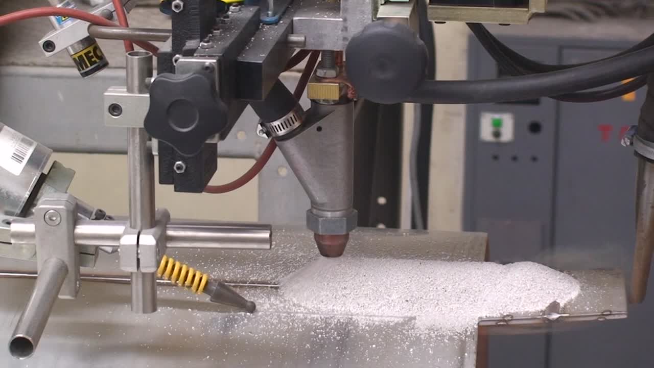 Optagelse af en automatisk dækket lysbuesvejseproces med flusmiddel, svejsepistol, vakuum og slagge