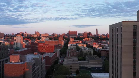 Imágenes-Aéreas-Se-Elevan-Sobre-El-Barrio-De-Harlem-De-Nueva-York-En-La-Hora-Dorada-Del-Amanecer