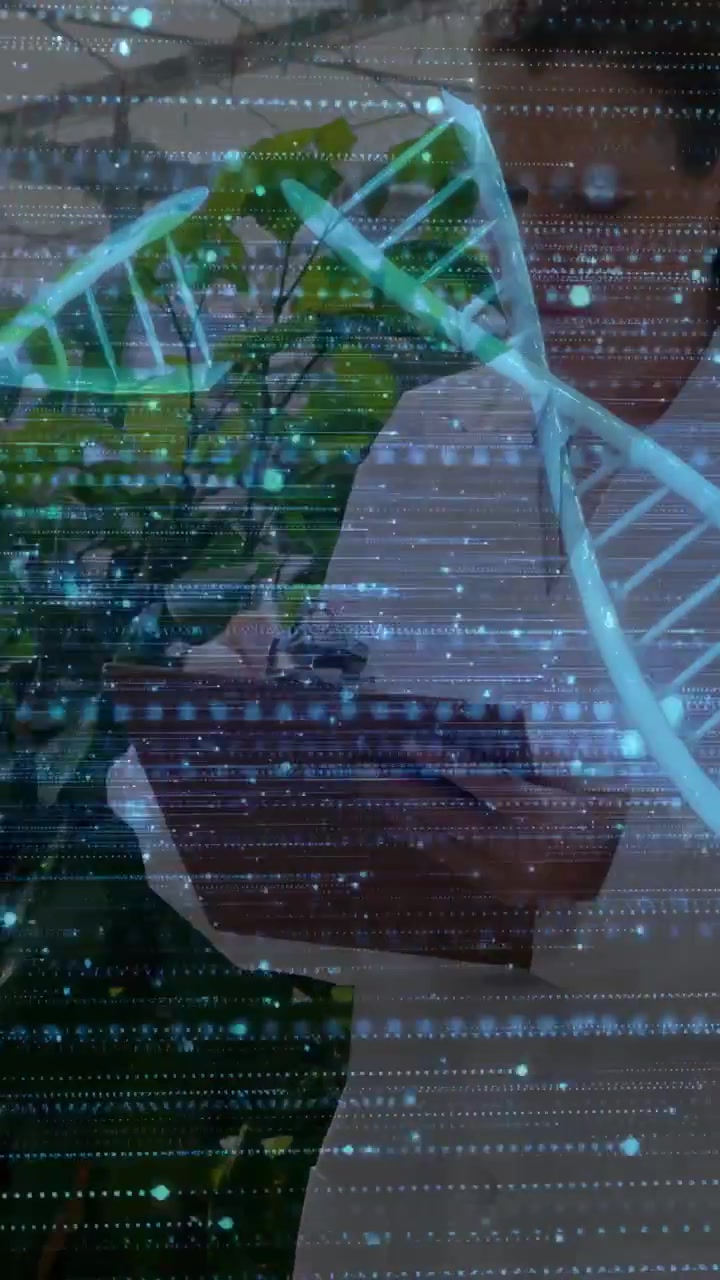 Video verticale: Donna tecnologa che tiene un dispositivo sotto un vaso, attivando un'elica AR, incrociando le mani mostrando il DNA.