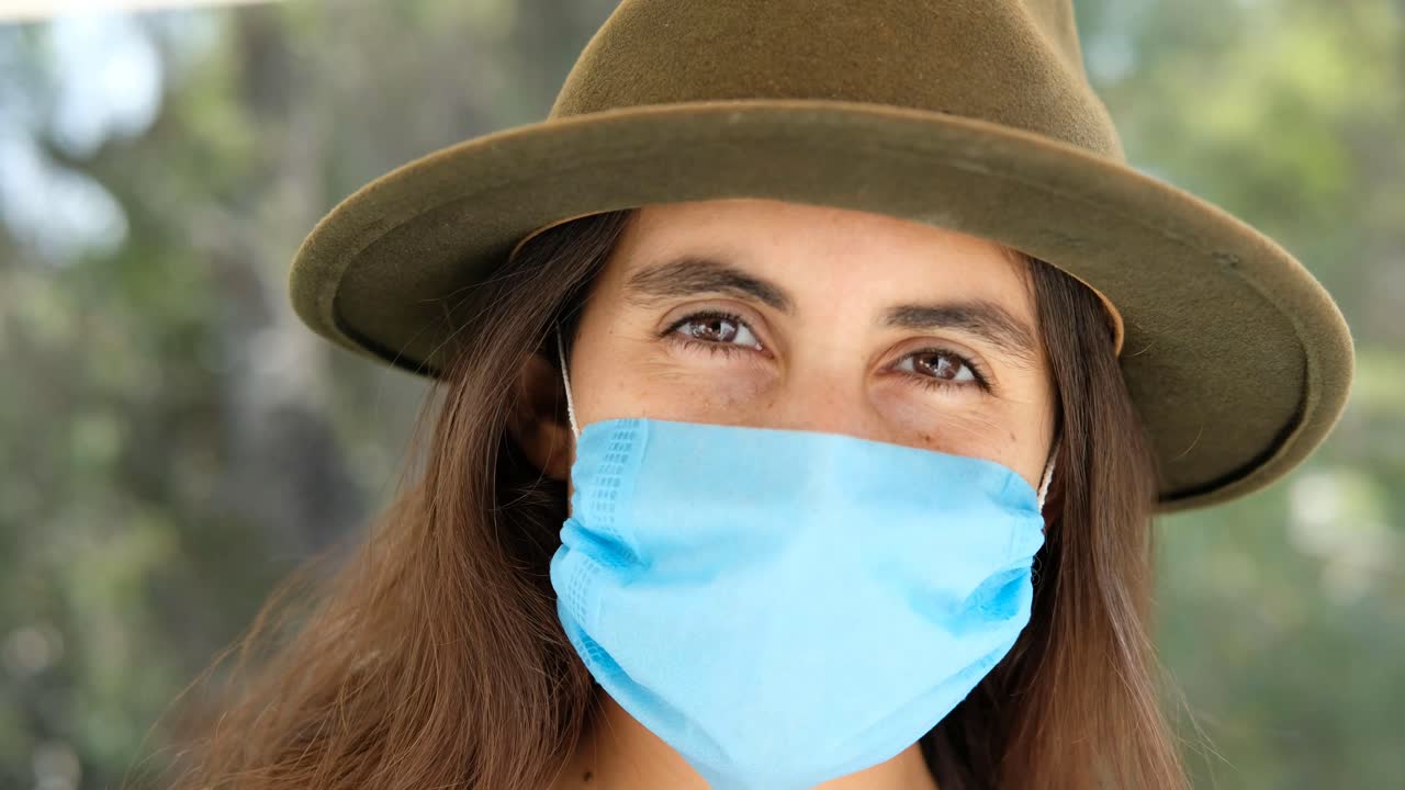 retrato de una chica hermosa con sombrero y mascarilla médica