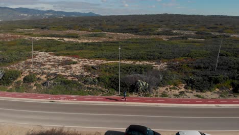 Fitter-Junger-Mann,-Der-Schnell-Athlet-Trainiert-Ausdauerläufer-Joggen-Cardio-übung-Training-An-Der-Ruhigen-Ozeanküste-Bei-Sonnenuntergang-In-Cascais