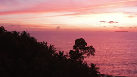 Abgelegene-Tropische-Mentawai-Inseln-Während-Des-Sonnenuntergangs,-Drohnenaufnahme
