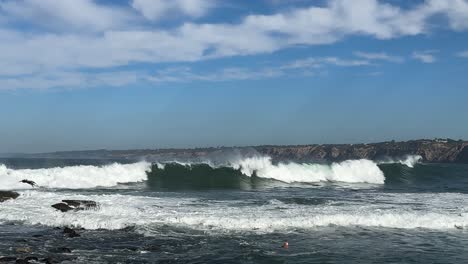 Imágenes-En-Cámara-Lenta-De-4k-De-Grandes-Olas-Del-Océano-Rompiendo-En-Acantilados-Durante-La-Marea-Alta-En-La-Jolla-Cove-En-San-Diego,-California