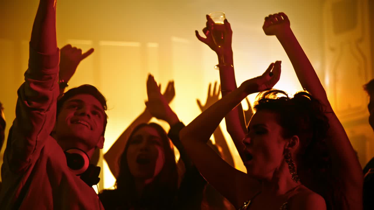 диско-жокей делает селфи с аудиторией