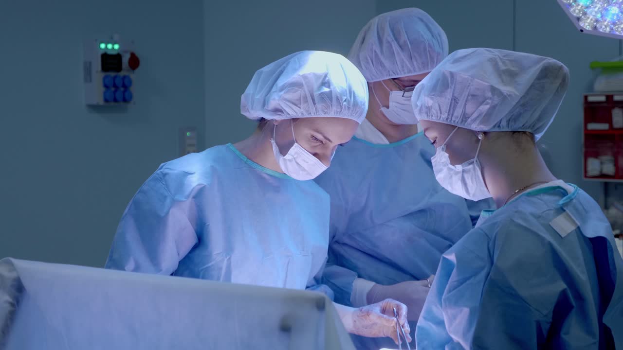 equipo quirúrgico en la sala de operaciones