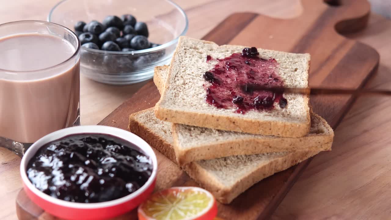 desayuno con mermelada de arándanos y tostadas