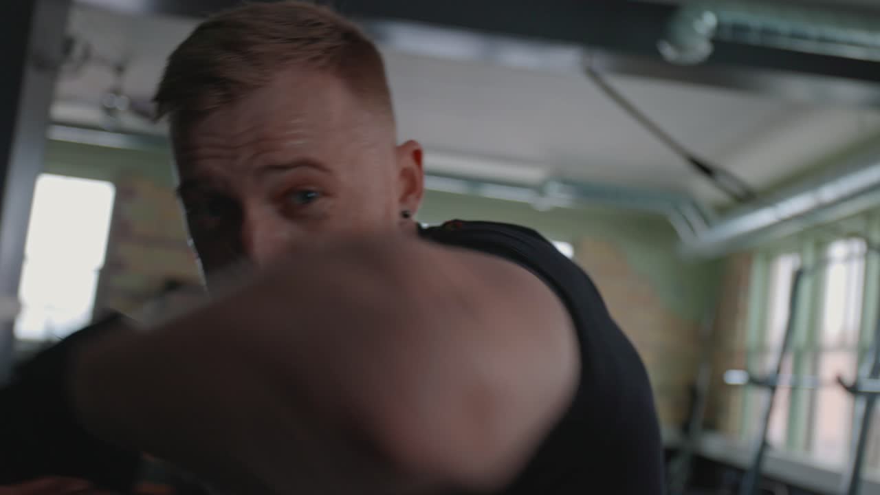 우크라이나의 트라이던트 셔츠를 입고 체육관에서 훈련하는 권투 선수