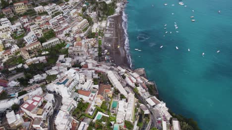 Farbenfrohe-Positano-Draufsicht-Mit-Dramatischer-Klippen--Und-Küstenkulisse