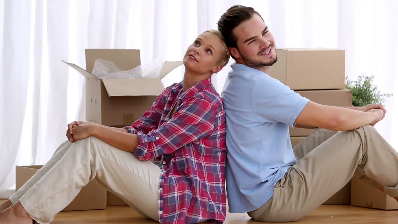 pareja sentada espalda a espalda