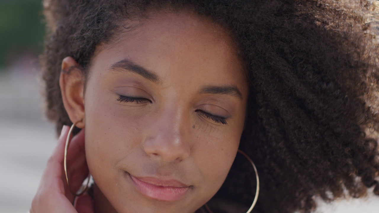 retrato de una mujer afroamericana feliz sonriendo en una escena urbana
