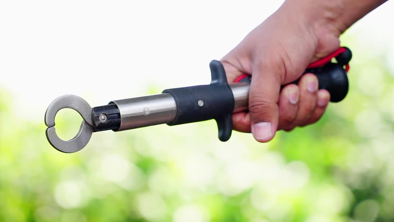 How to Use a Fish Grip