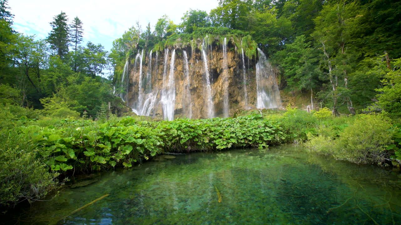 cascada en los lagos de plitvice, croacia.